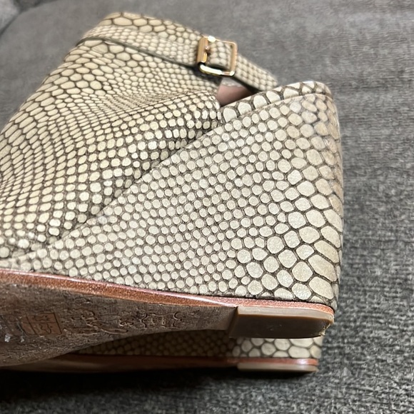 Joie Windsor Wedge Sandal
Snake-embossed leather textures Size 8.5 - Picture 11 of 15